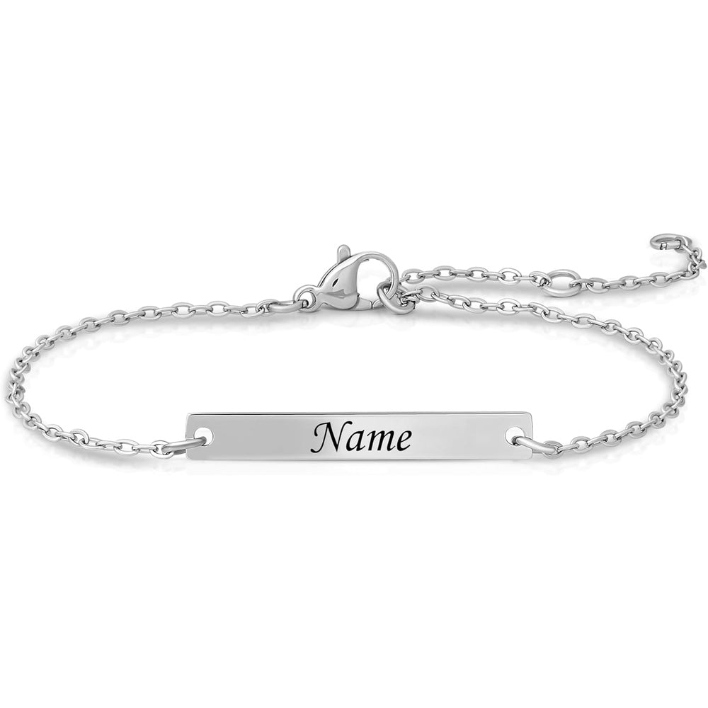 Filigranes personalisiertes Armband mit Gravur, Ansicht von vorne, elegante Details und individuelle Inschrift sichtbar