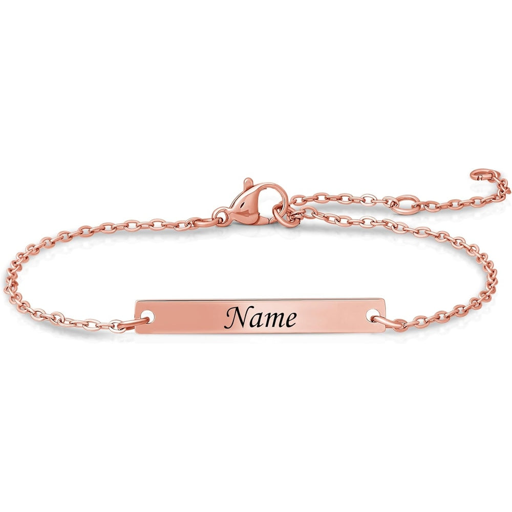 Detaillierte Vorderansicht eines filigranen personalisierten Armbands mit feiner Gravur, zeigt die elegante Gestaltung, die präzise Inschrift und die zarten Designelemente